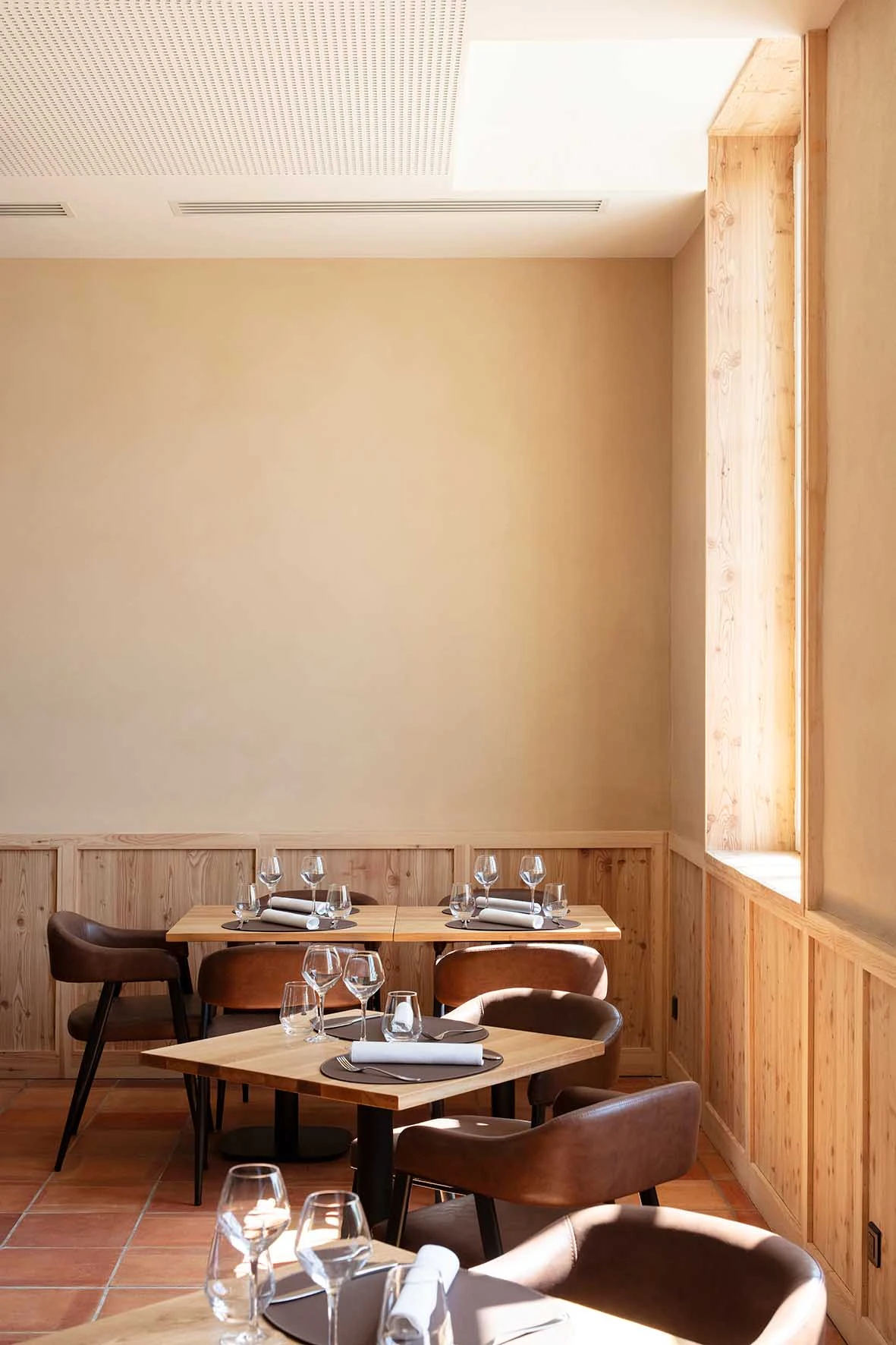 focus 02 sur la salle de restaurant enduit chaux chanvre