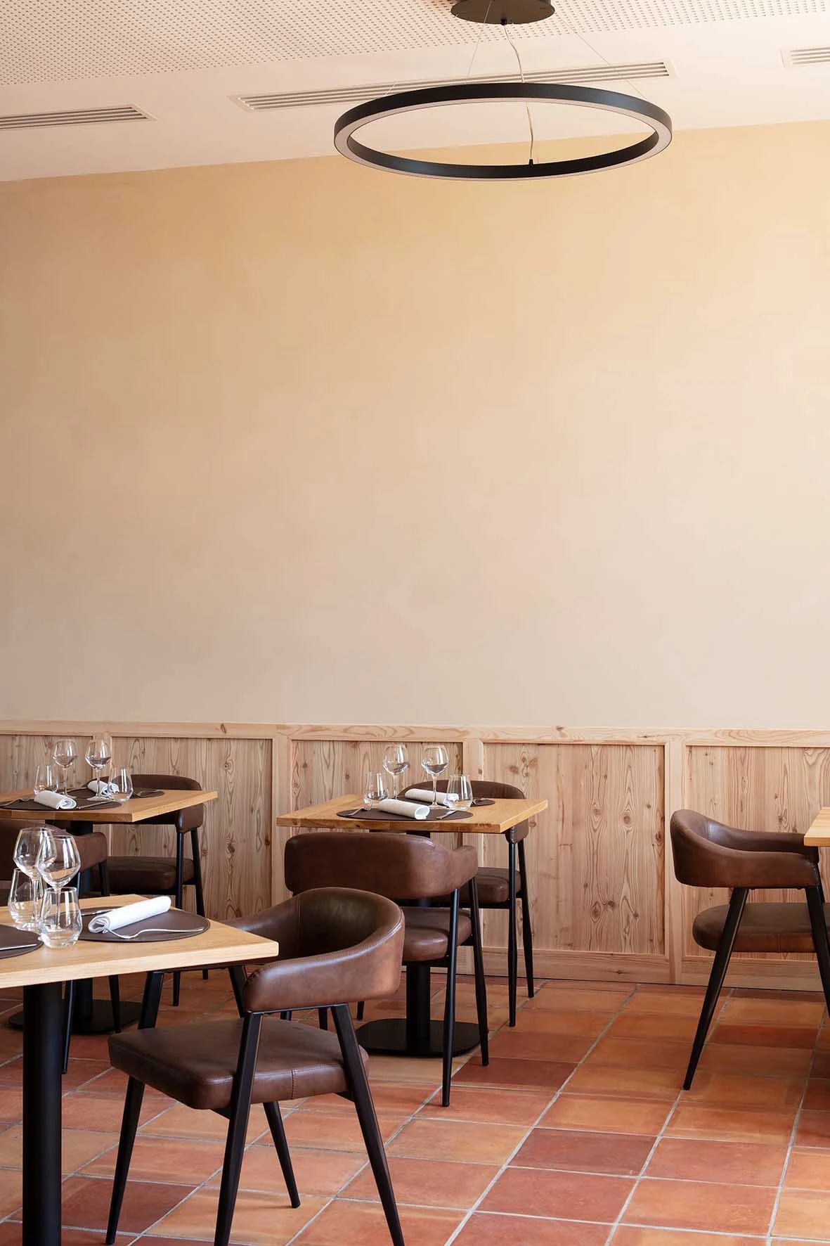 focus 01 sur la salle de restaurant enduit chaux chanvre