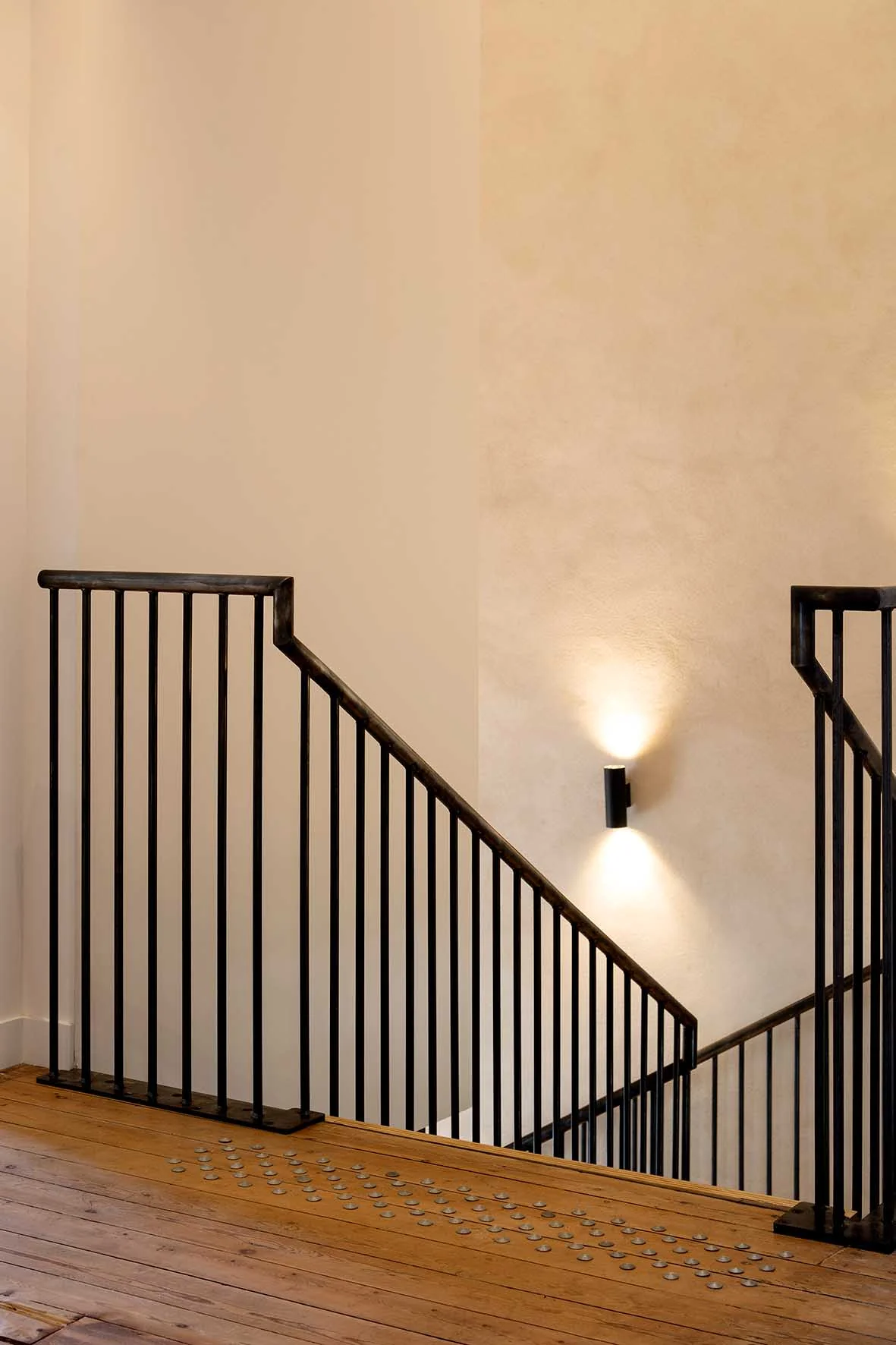 détail de l'escalier bois métal