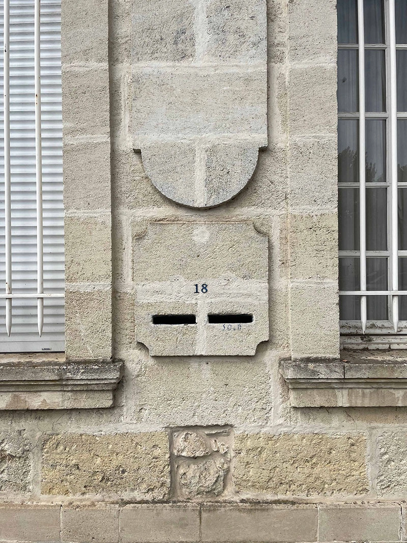 photo de l'ancienne boite aux lettres en pierre