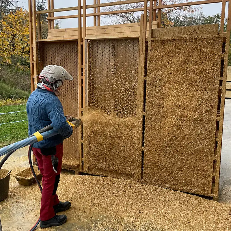 projection chaux chanvre sur caisson en bois